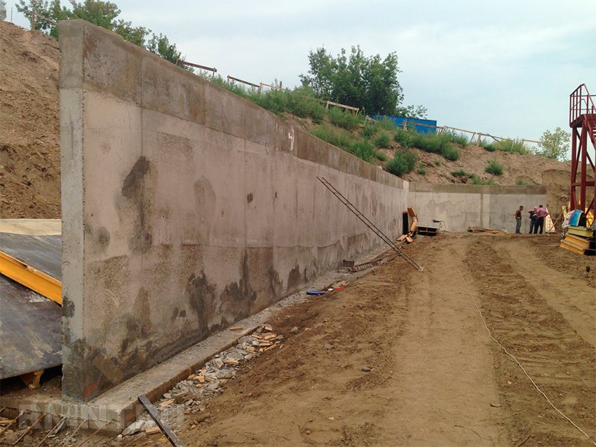 изготовление подпорной стены из бетона
